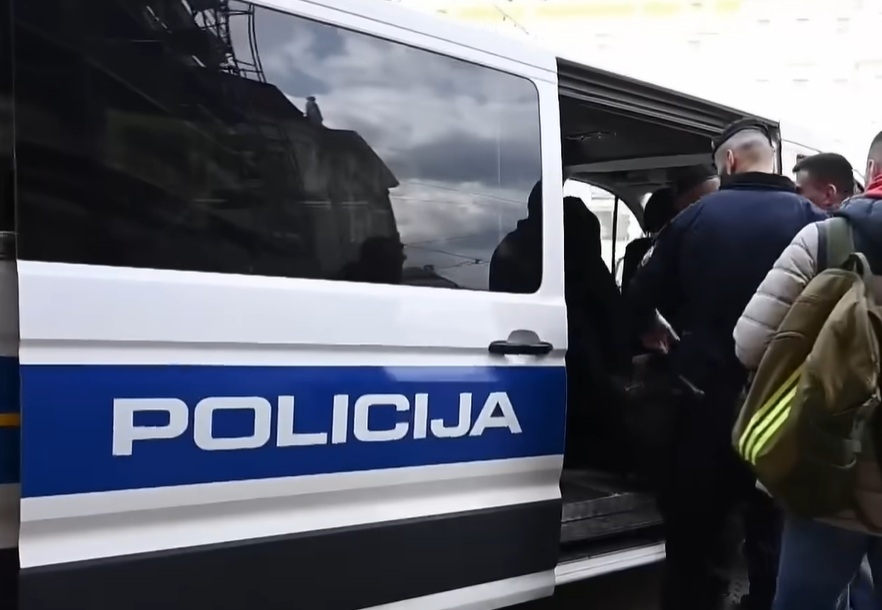 Македонски навивачи уапсени во Хрватска, лепеле налепници на сообраќајни знаци