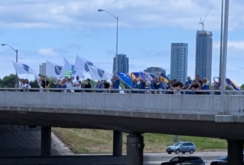Срдечен пречек во Торонто: Навивачи на БиХ со часови чекаа на мост за да ги поздрават своите миленици
